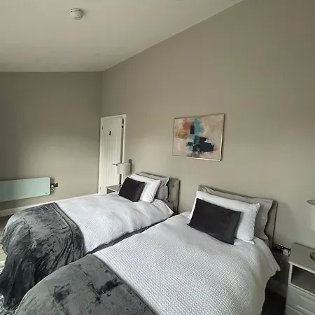 木屋 Beyond The Waters Edge *