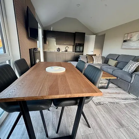 Beyond The Waters Edge 木屋