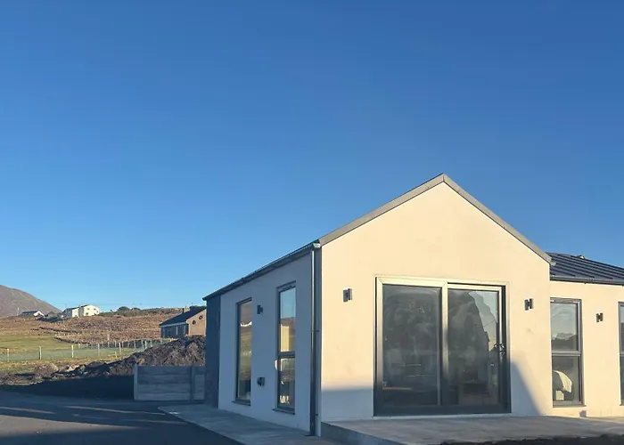 木屋 Beyond The Waters Edge