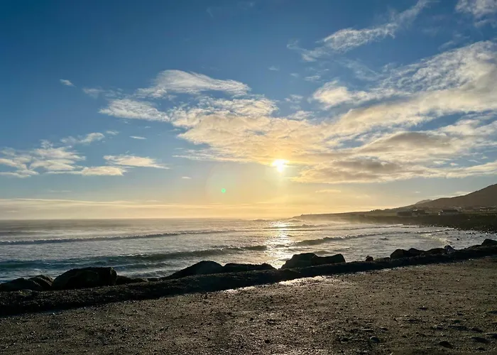 木屋 Beyond The Waters Edge *